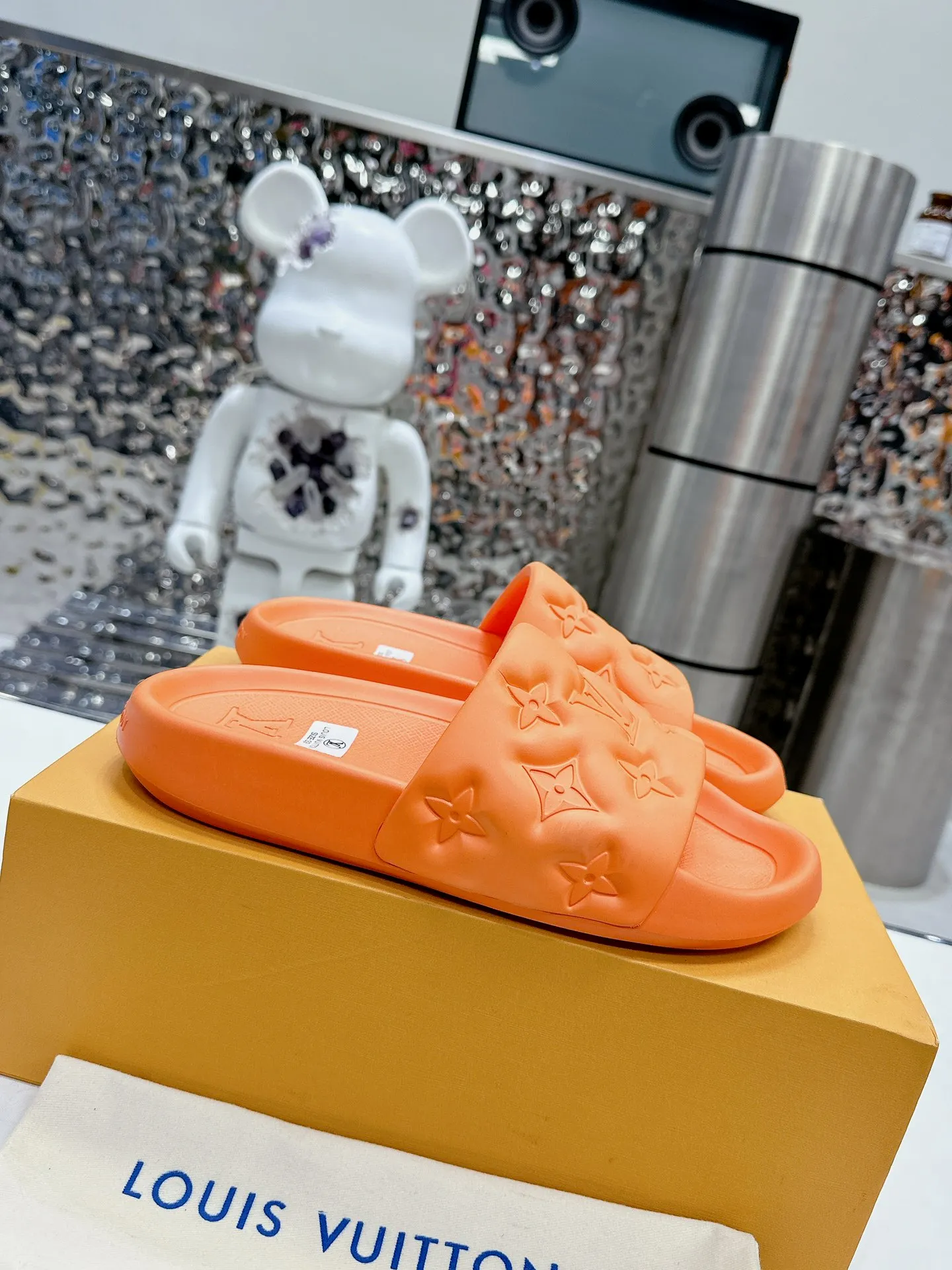 [L Home] P: 280💰 ▪️Shoe size: Women's 35-40 Men's 38-46▪️Packaging: Counter top quality~original packaging 𝟐𝟎𝟐5 Louis Vuitton counter's new embossed slippers, lv monogram embossed slippers, Waterfront sandals are back with a new look, and the upper buckle is embossed with lv's iconic Monogram pattern. Made of waterproof rubber with a comfortable and resilient insole. The lightweight, flexible outsole is embossed with the Louis Vuitton logo. ▪️Fabric: Original molded rubber foam surface ▪️Technology: embossed logo ▪️Sole: Original molded rubber foam outsole ▪️Sole thickness: 3CM.